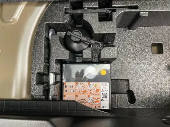 PEUGEOT 2008 ELECTRIQUE II - voiture de démonstration - Photo 17