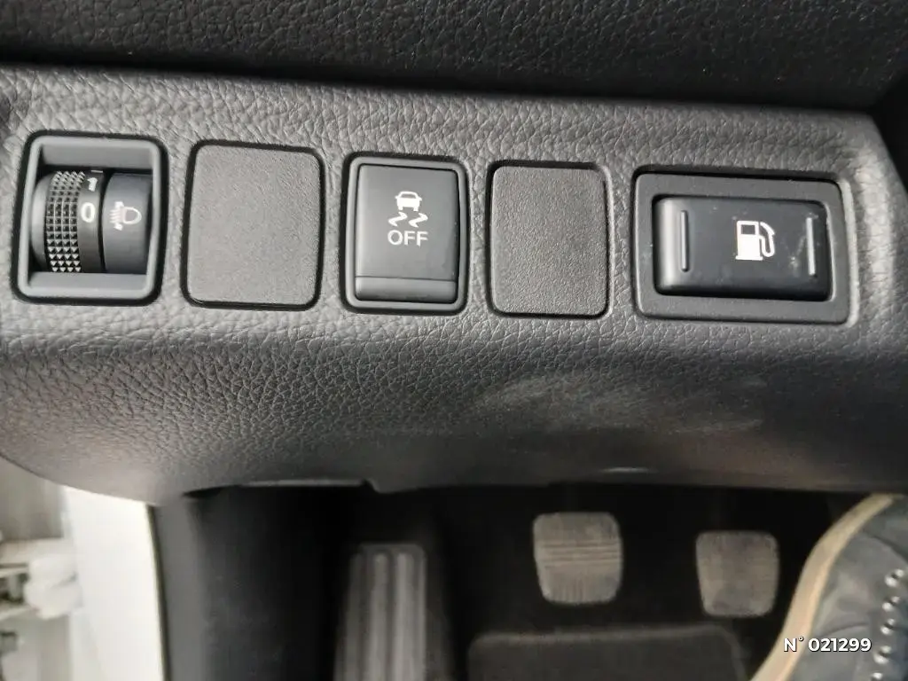 NISSAN NP300 NAVARA III - Miniature 10