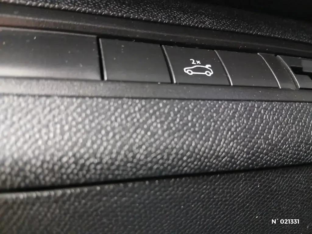 PEUGEOT 3008 II - Miniature 11
