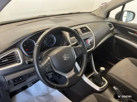 SUZUKI S-CROSS - voiture d'occasion - Photo 9
