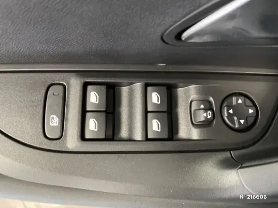 PEUGEOT 2008 II - voiture d'occasion - Photo 26