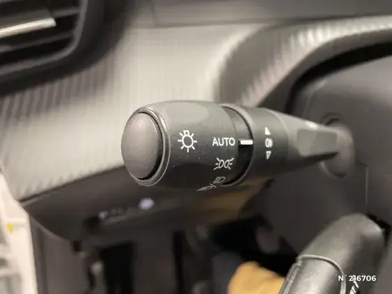 PEUGEOT 2008 II - voiture d'occasion - Photo 27