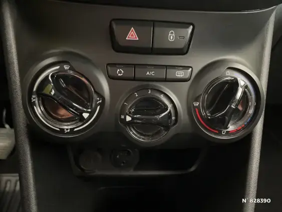 PEUGEOT 208 - voiture d'occasion - Photo 31