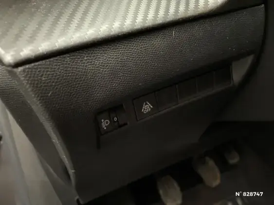 PEUGEOT 208 BUSINESS R II - voiture d'occasion - Photo 14