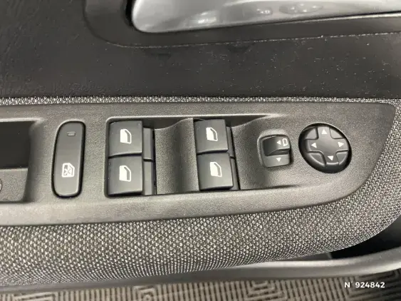 PEUGEOT 208 BUSINESS R II - voiture d'occasion - Photo 26