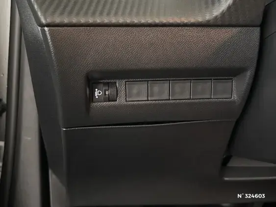 PEUGEOT 2008 II - voiture d'occasion - Photo 15