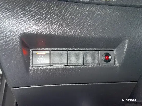 PEUGEOT 2008 II - voiture d'occasion - Photo 15