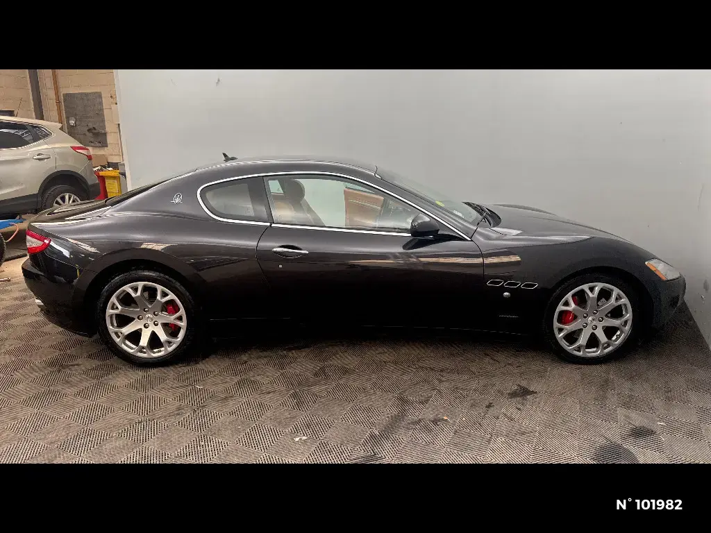 MASERATI GRANTURISMO - Miniature 3