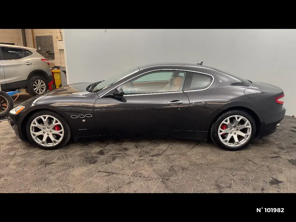 MASERATI GRANTURISMO - Miniature 4