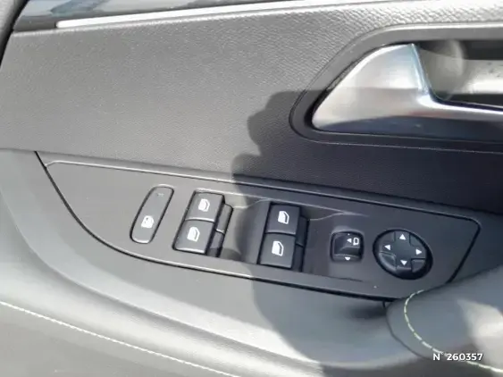 PEUGEOT 2008 II - voiture d'occasion - Photo 24