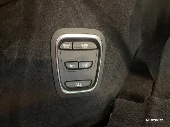 RENAULT SCENIC IV - voiture d'occasion - Photo 25