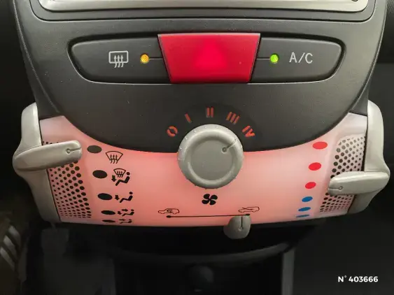 TOYOTA AYGO - voiture d'occasion - Photo 14