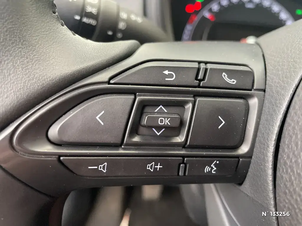 TOYOTA AYGO X - Miniature 17