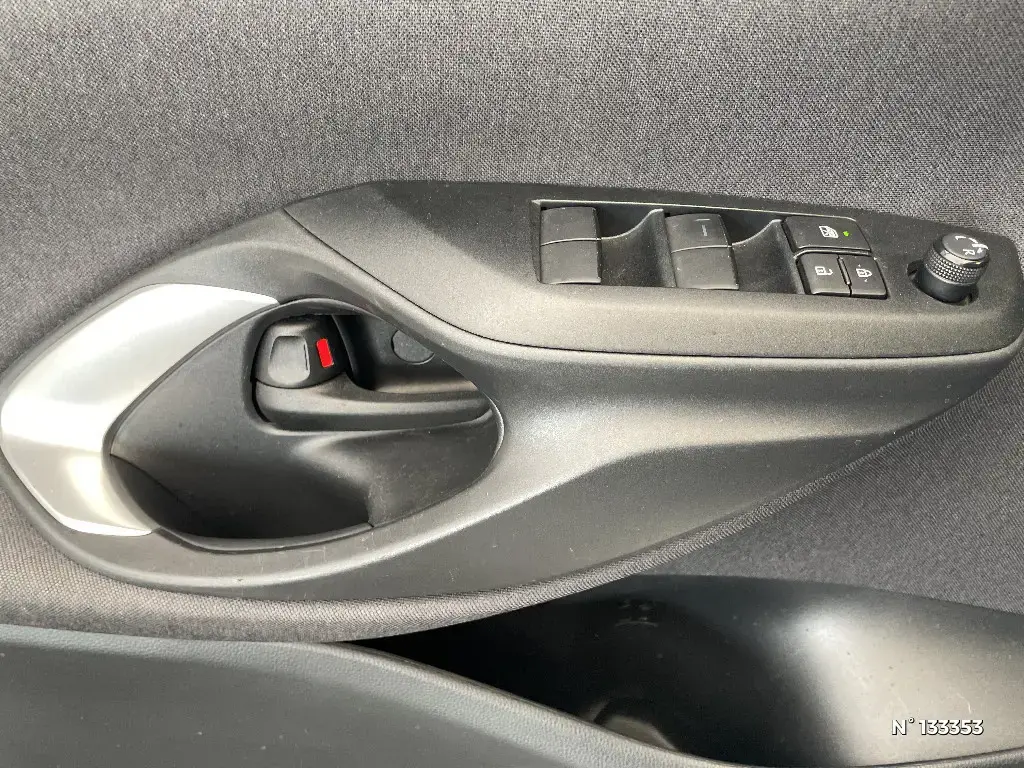 TOYOTA YARIS IV - Miniature 17