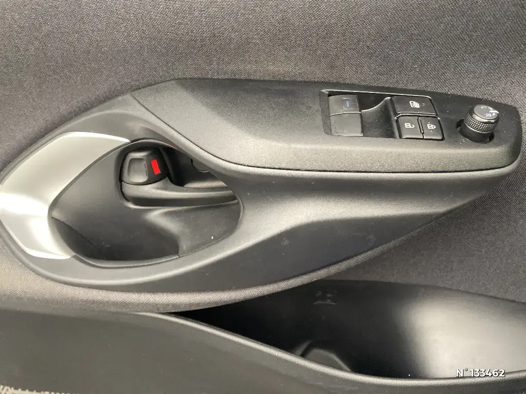 TOYOTA YARIS IV - Miniature 17