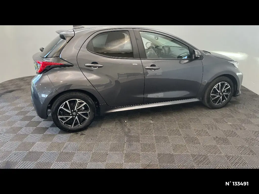 TOYOTA YARIS IV - Miniature 3
