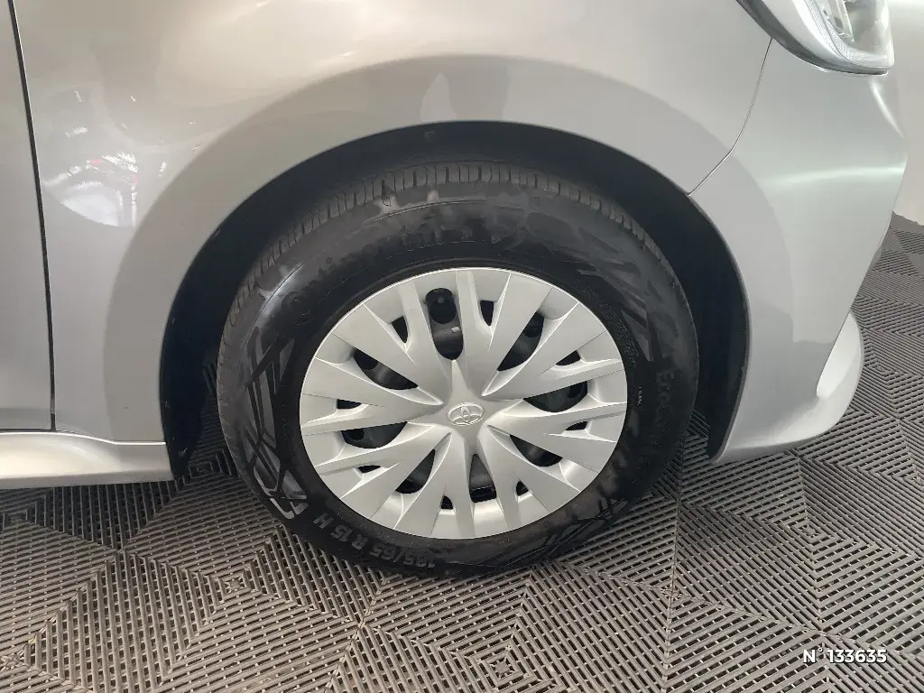 TOYOTA YARIS IV - Miniature 5