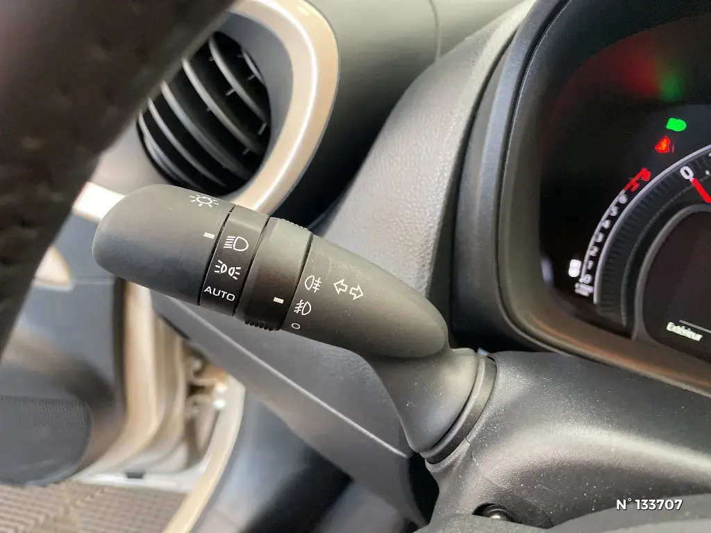 TOYOTA AYGO X - Miniature 21