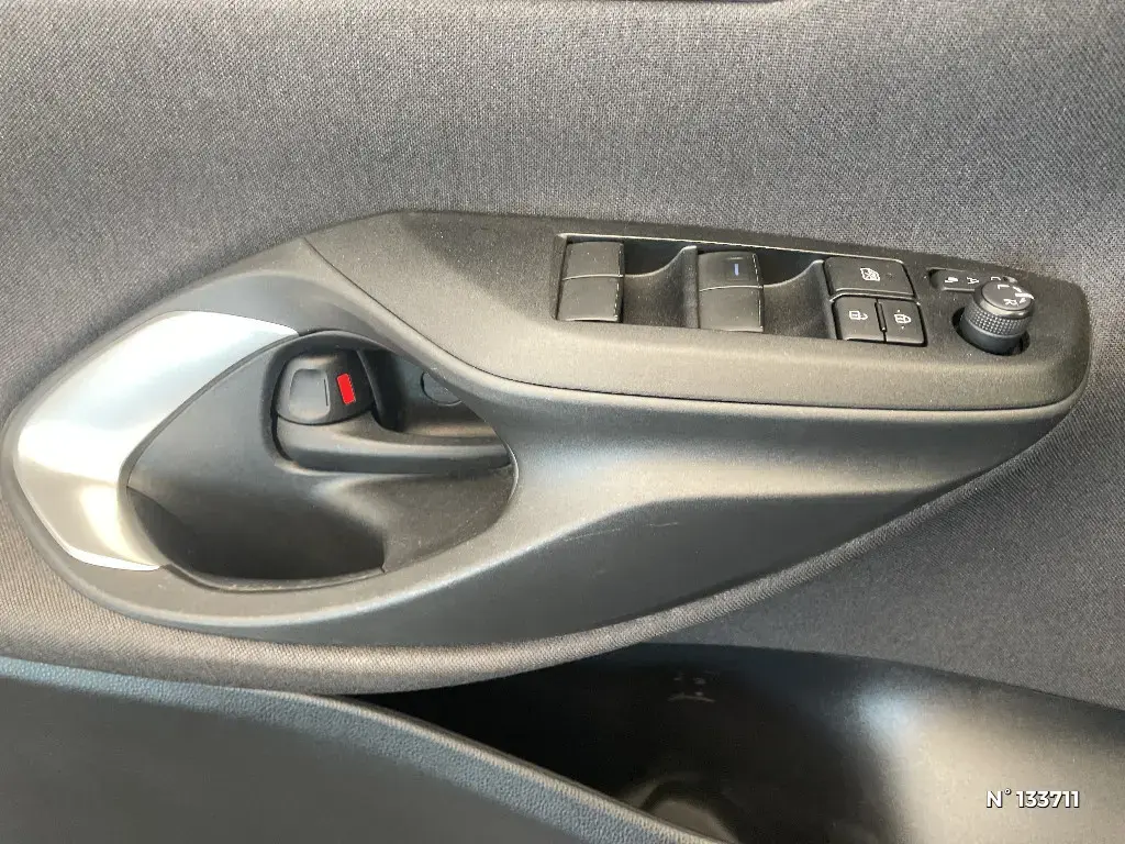 TOYOTA YARIS IV - Miniature 17
