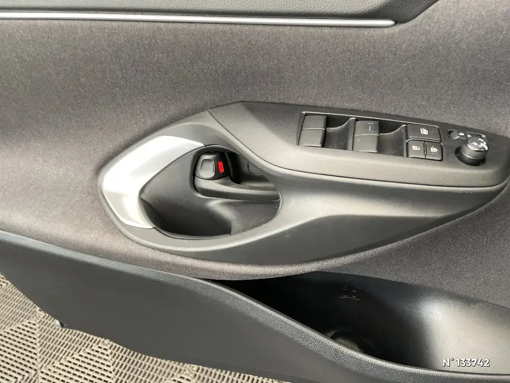 TOYOTA YARIS CROSS I - Miniature 16