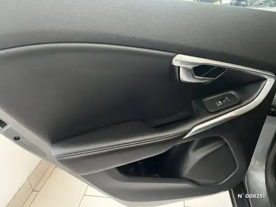 VOLVO V40 II - voiture d'occasion - Photo 26