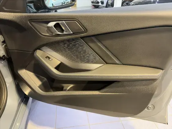 BMW SERIE 1 F70 - voiture d'occasion - Photo 20