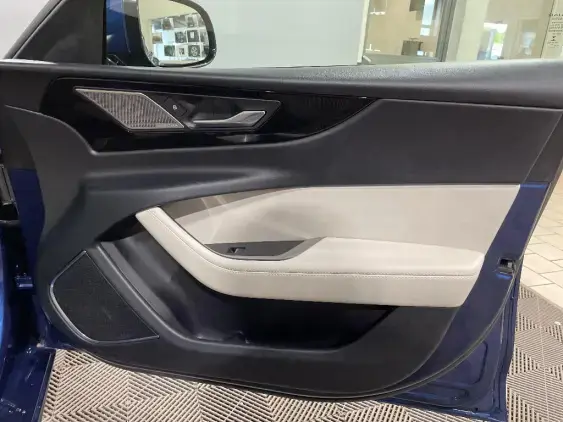 JAGUAR XE - voiture d'occasion - Photo 19