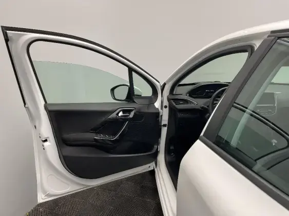 PEUGEOT 208 - voiture d'occasion - Photo 19