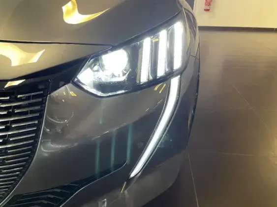 PEUGEOT 208 BUSINESS R II - voiture d'occasion - Photo 22