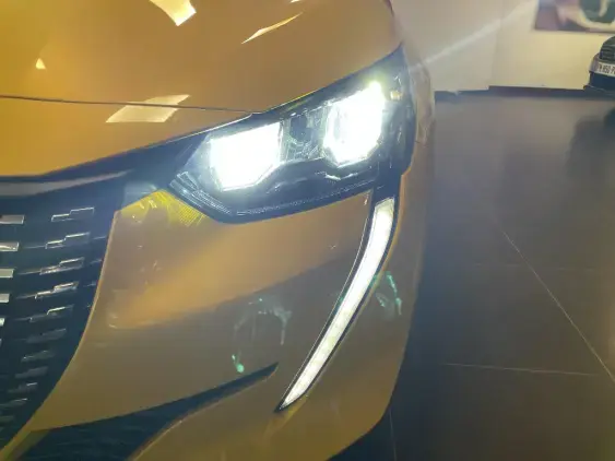 PEUGEOT 208 BUSINESS R II - voiture d'occasion - Photo 21