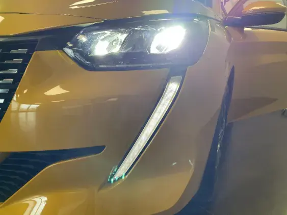 PEUGEOT 208 BUSINESS R II - voiture d'occasion - Photo 21