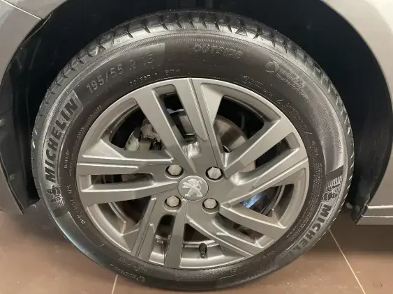 PEUGEOT 208 BUSINESS R II - voiture d'occasion - Photo 23