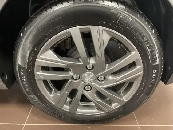 PEUGEOT 208 BUSINESS R II - voiture d'occasion - Photo 24