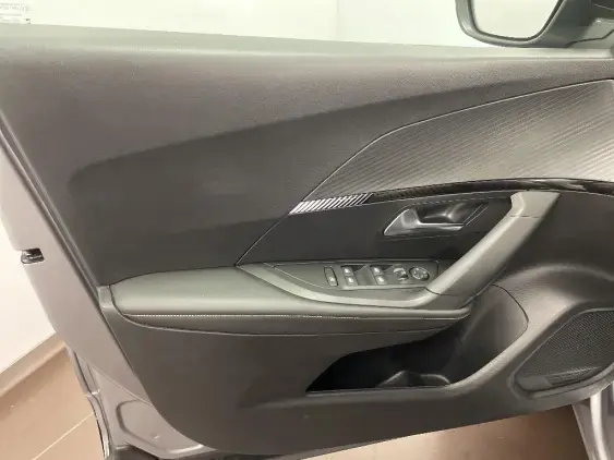 PEUGEOT 2008 II - voiture d'occasion - Photo 17