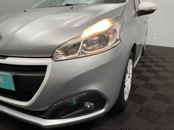 PEUGEOT 208 BUSINESS R II - voiture d'occasion - Photo 21