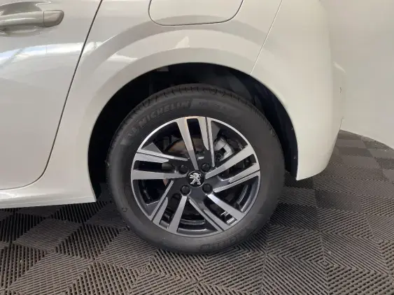 PEUGEOT 208 BUSINESS R II - voiture d'occasion - Photo 24