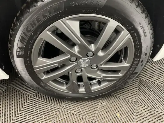 PEUGEOT 208 II - voiture d'occasion - Photo 24