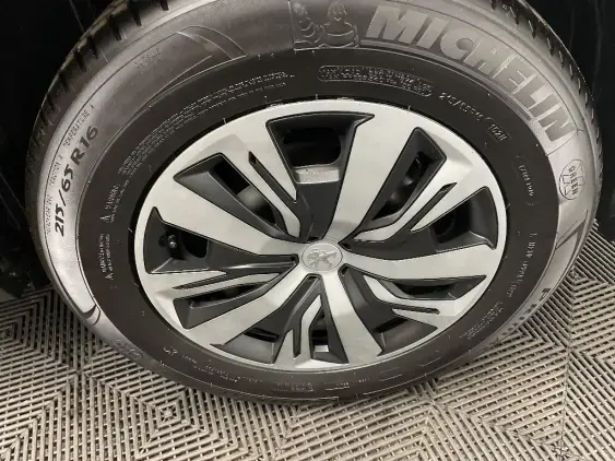 PEUGEOT 2008 II - voiture d'occasion - Photo 24