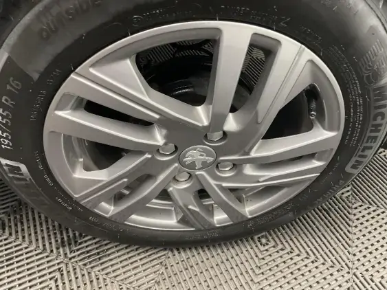 PEUGEOT 208 BUSINESS R II - voiture d'occasion - Photo 24