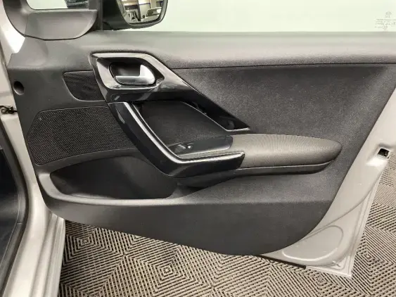 PEUGEOT 208 - voiture d'occasion - Photo 19