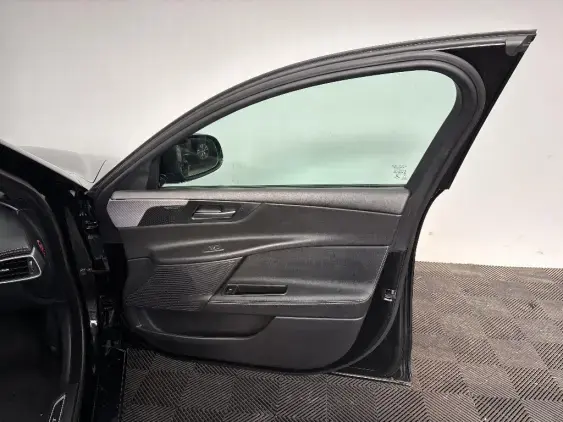 JAGUAR XE - voiture d'occasion - Photo 20