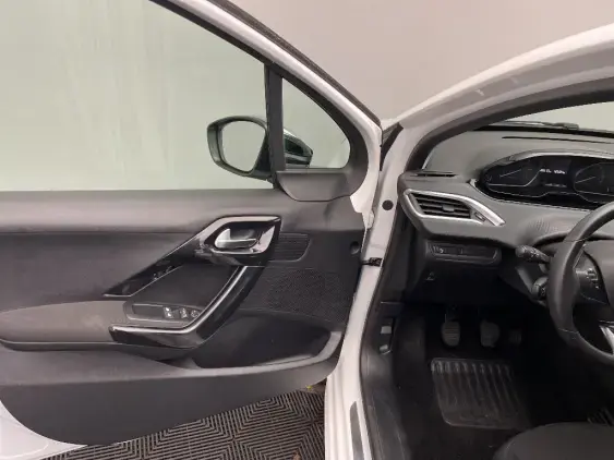 PEUGEOT 208 - voiture d'occasion - Photo 19