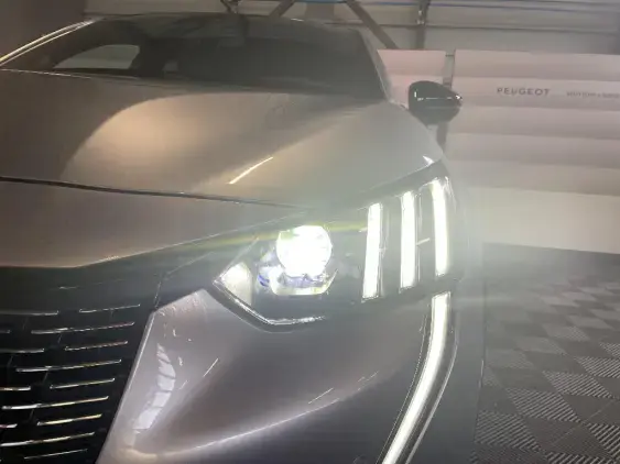 PEUGEOT 208 BUSINESS R II - voiture d'occasion - Photo 21