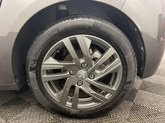 PEUGEOT 208 BUSINESS R II - voiture d'occasion - Photo 24