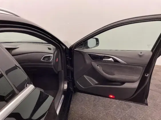 INFINITI Q30 - voiture d'occasion - Photo 18