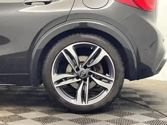 INFINITI Q30 - voiture d'occasion - Photo 22