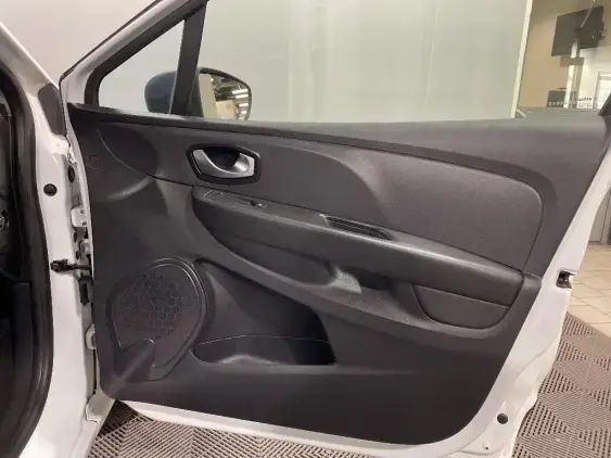RENAULT CLIO IV - voiture d'occasion - Photo 18