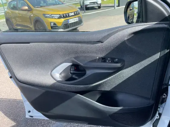 TOYOTA YARIS IV - voiture d'occasion - Photo 19