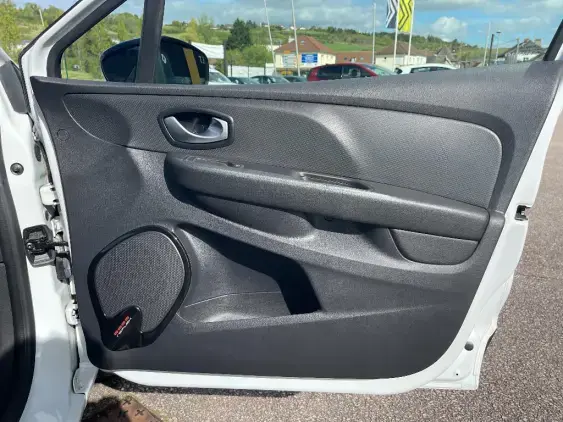 RENAULT CLIO IV - voiture d'occasion - Photo 19