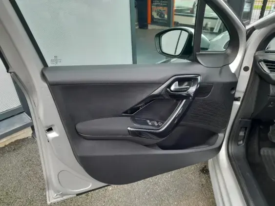 PEUGEOT 208 - voiture d'occasion - Photo 17